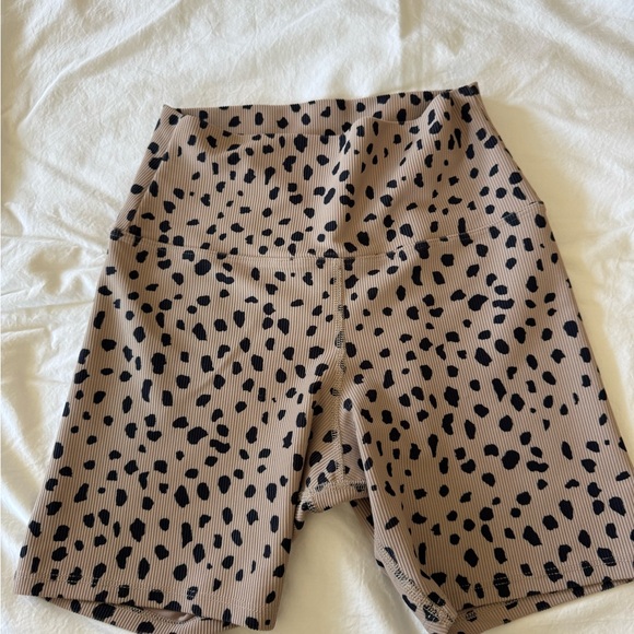 Beach Riot Pants - Beach Riot Spotted Athletic Shorts in Tan and Black